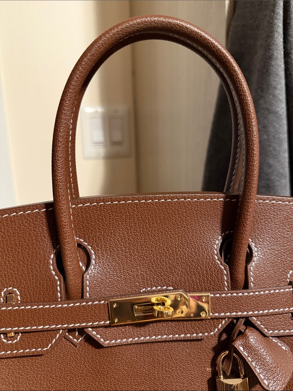 Barenia leather with contrast white stitching - Picture 5 of 17